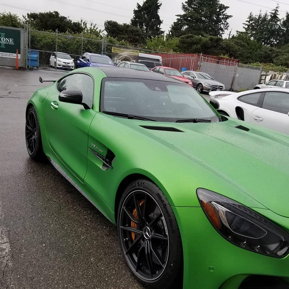 zielony samochód